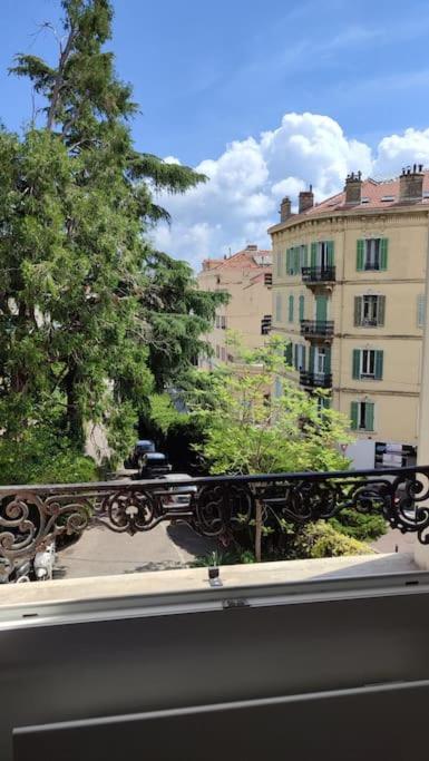 Appartement Renove, Vue Degagee Et Arboree, 700m Cannes