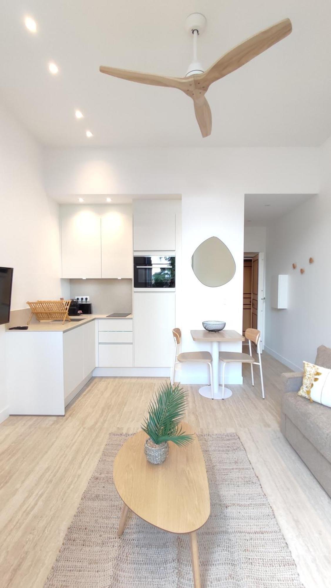 Appartement Renove, Vue Degagee Et Arboree, 700m Cannes